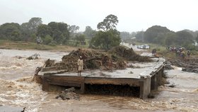 Cyklon Idai pustoší Afriku... Prozatím s ním bojují lidé zejména v Mosambiku a Zimbabwe.