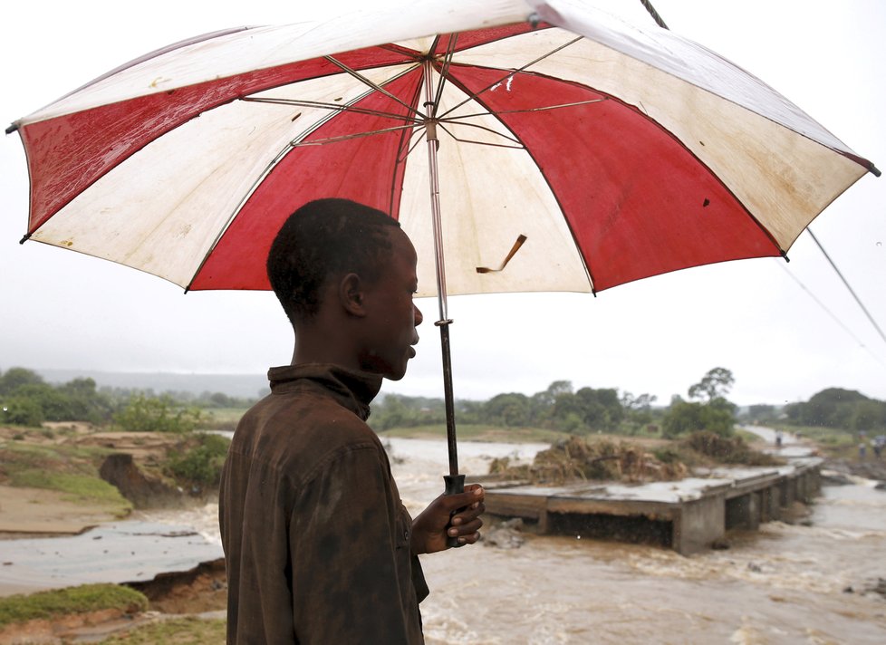 Cyklon Idai pustoší Afriku... Prozatím s ním bojují lidé zejména v Mosambiku a Zimbabwe.