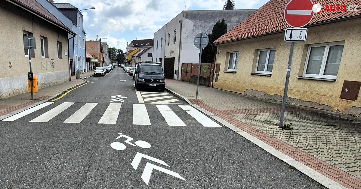 Matoucí cykloobousměrka: Kdo má přednost?