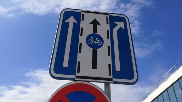 Jak se zase omezuje doprava? Nové cyklopruhy nechápe odborník, ani cyklista
