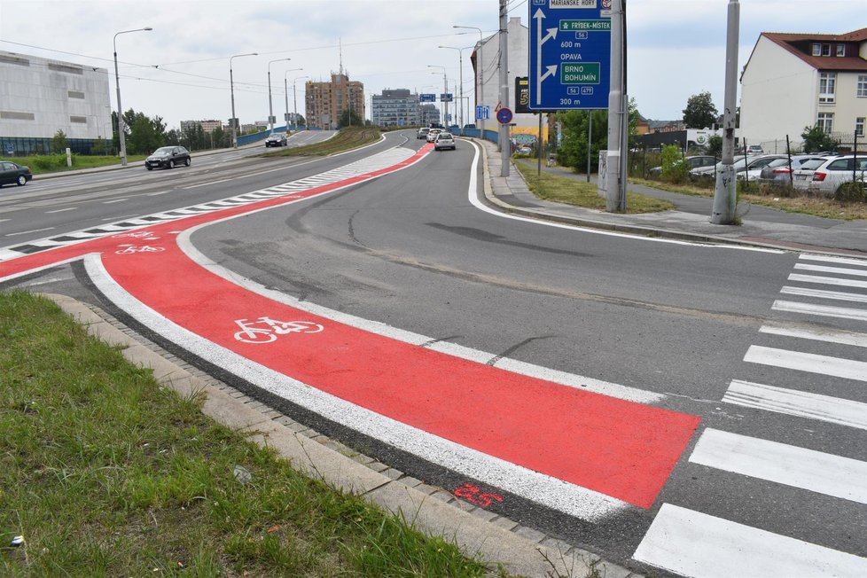 Vyznačený pruh stoupá na Frýdlantské mosty. Hned na počátku je křížení aut s cyklisty, když auta přejíždějí přijovacím pruhem z ulice Poděbradovy na ulici 28. října.