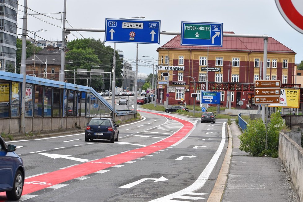 Na mostech následují pro cyklisty další tři křížení s auty na příjezdech a sjezdech souvisejících s ulicí Místeckou, vedoucí pod mosty.