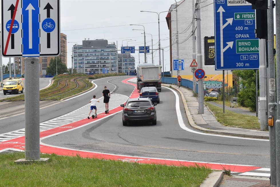 Poslali byste děti na kole či koloběžce s klidem na takovýto cyklopruh? Kde z obou stran sviští jedno auto za druhým...?