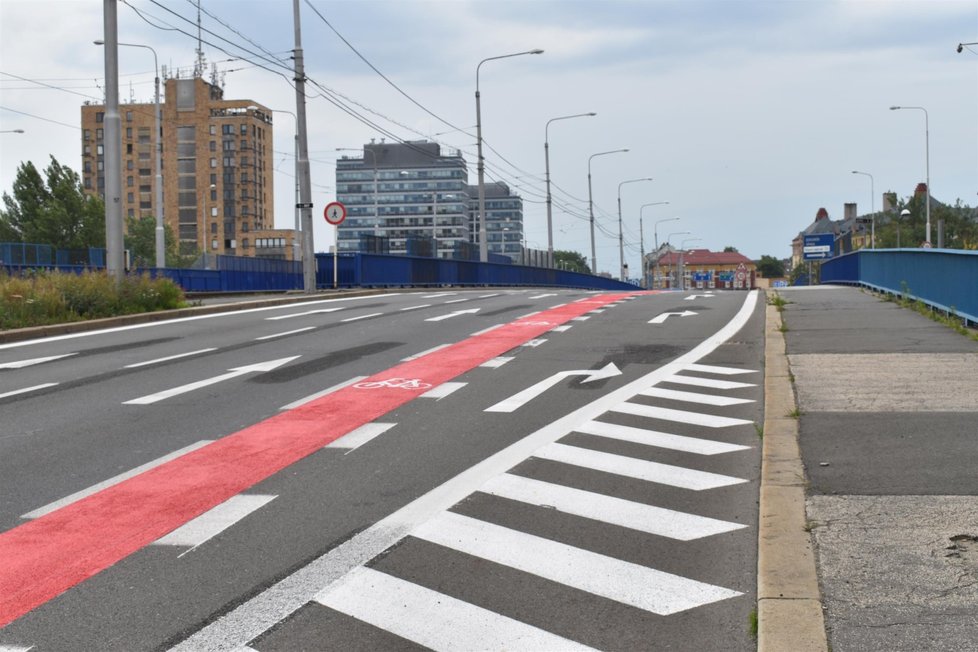 Na mostech následují pro cyklisty další tři křížení s auty na příjezdech a sjezdech souvisejících s ulicí Místeckou, vedoucí pod mosty.