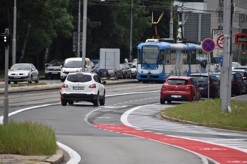 Vyhrazený pruh se mění za Frýdlantskými mosty směrem na Porubu v ochranný. Auta, hlavně SUV, náklaďáky a autobusy tu mají ale minimum prostoru, vlevo těsně jedou kolem tramvají, vpravo nesmí vjet do pruhu cyklistům.