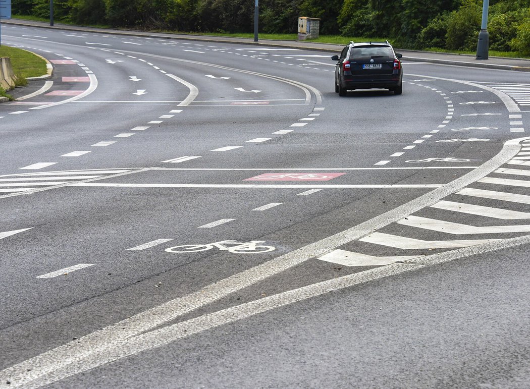 Blízká křižovatka je cykloopatřeními protkána. Úsměvně působí vyčkávací místo před auty a vedle chráněný pruh.