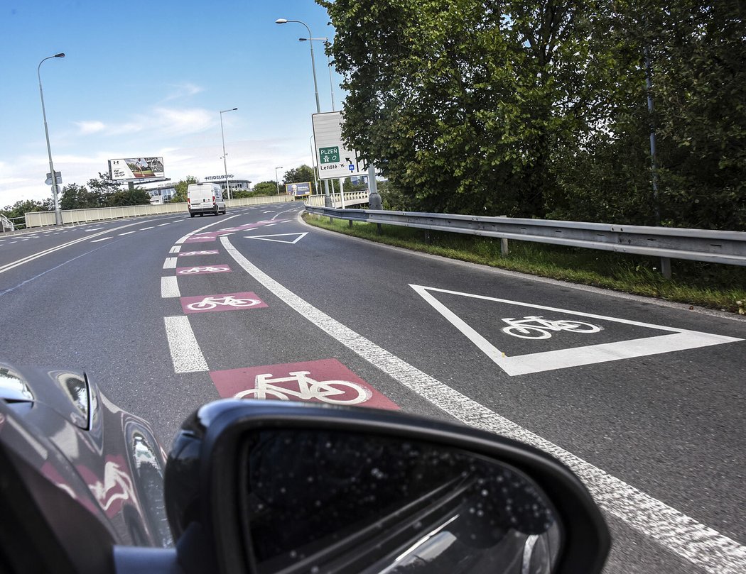 Zatáčka ve sjezdu z dálnice je pro kamiony s návěsy tak ostrá, že v zatáčce zasahují až do pruhu pro cyklisty