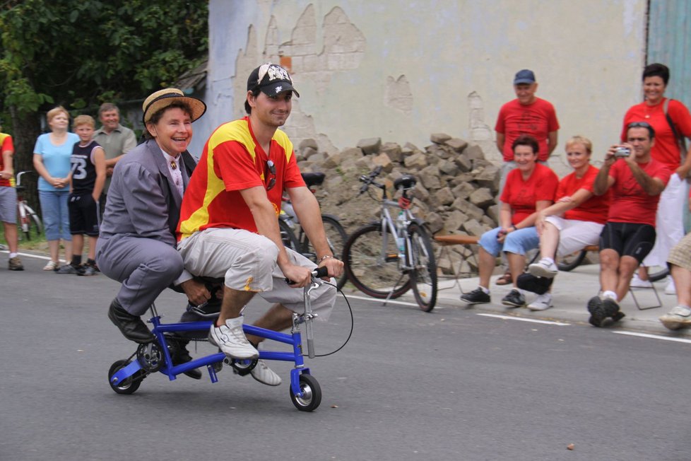 Řada Martinových kamarádů si už na jeho roztodivné výtvory zvykla a jízdu si užívá.