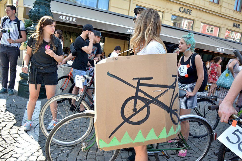 Závod přeškrtnutých kol přilákal přes sto Pražanů. Absurdním závodem upozornili na absurdní omezení cyklistů ze strany Prahy 1