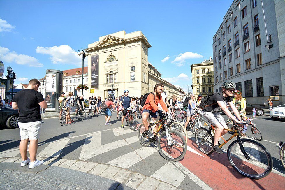 Závod přeškrtnutých kol přilákal přes sto Pražanů. Absurdním závodem upozornili na absurdní omezení cyklistů ze strany Prahy 1