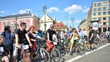 Recesistický závod: Cyklisté na přeškrtnutých kolech projeli po pěší zóně centrem Prahy