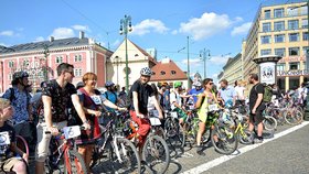 Závod přeškrtnutých kol přilákal přes sto Pražanů. Absurdním závodem upozornili na absurdní omezení cyklistů ze strany Prahy 1.