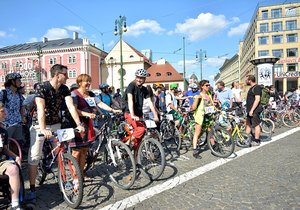 Závod přeškrtnutých kol přilákal přes sto Pražanů. Absurdním závodem upozornili na absurdní omezení cyklistů ze strany Prahy 1.