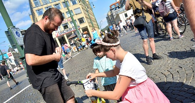 Závod přeškrtnutých kol přilákal přes sto Pražanů. Absurdním závodem upozornili na absurdní omezení cyklistů ze strany Prahy 1.