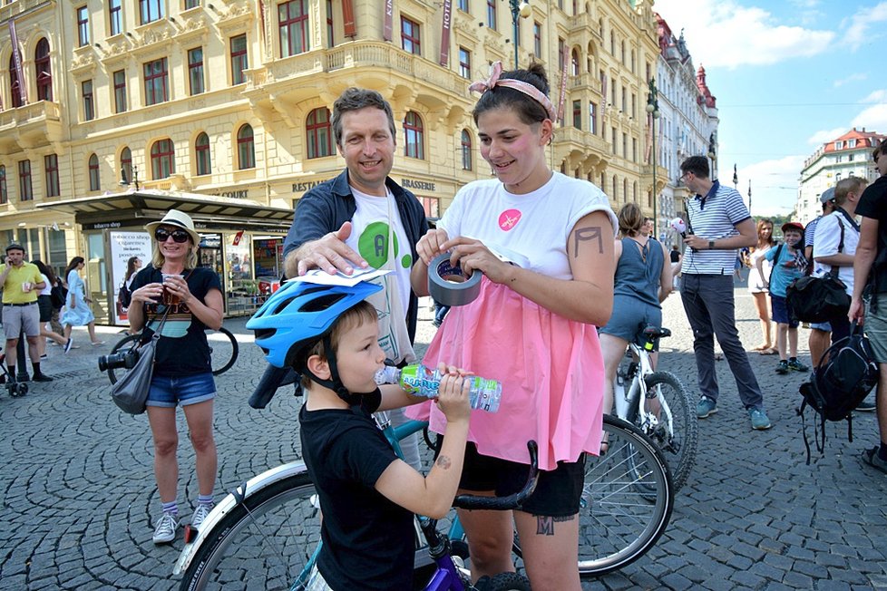 Závod přeškrtnutých kol přilákal přes sto Pražanů. Absurdním závodem upozornili na absurdní omezení cyklistů ze strany Prahy 1.