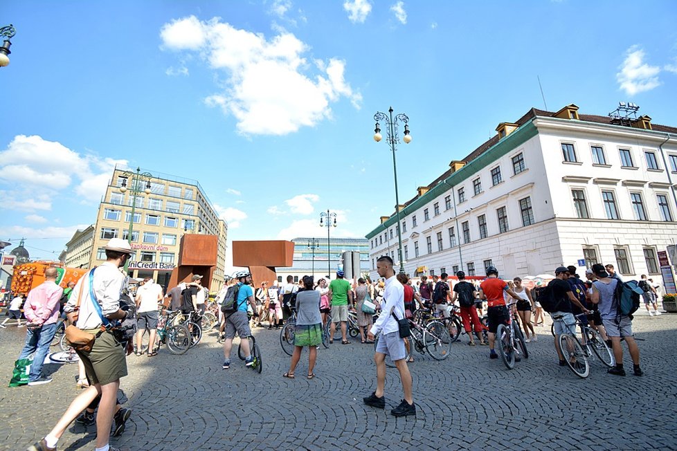 Závod přeškrtnutých kol přilákal přes sto Pražanů. Absurdním závodem upozornili na absurdní omezení cyklistů ze strany Prahy 1.