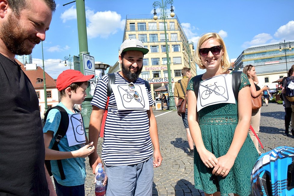 Závod přeškrtnutých kol přilákal přes sto Pražanů. Absurdním závodem upozornili na absurdní omezení cyklistů ze strany Prahy 1.