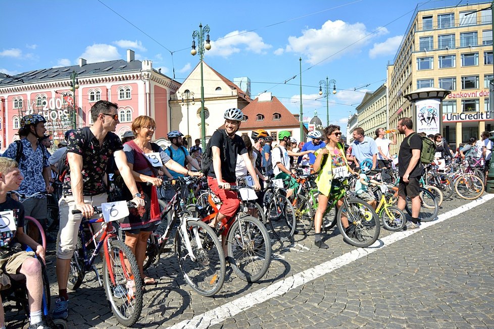 Závod přeškrtnutých kol přilákal přes sto Pražanů. Absurdním závodem upozornili na absurdní omezení cyklistů ze strany Prahy 1.