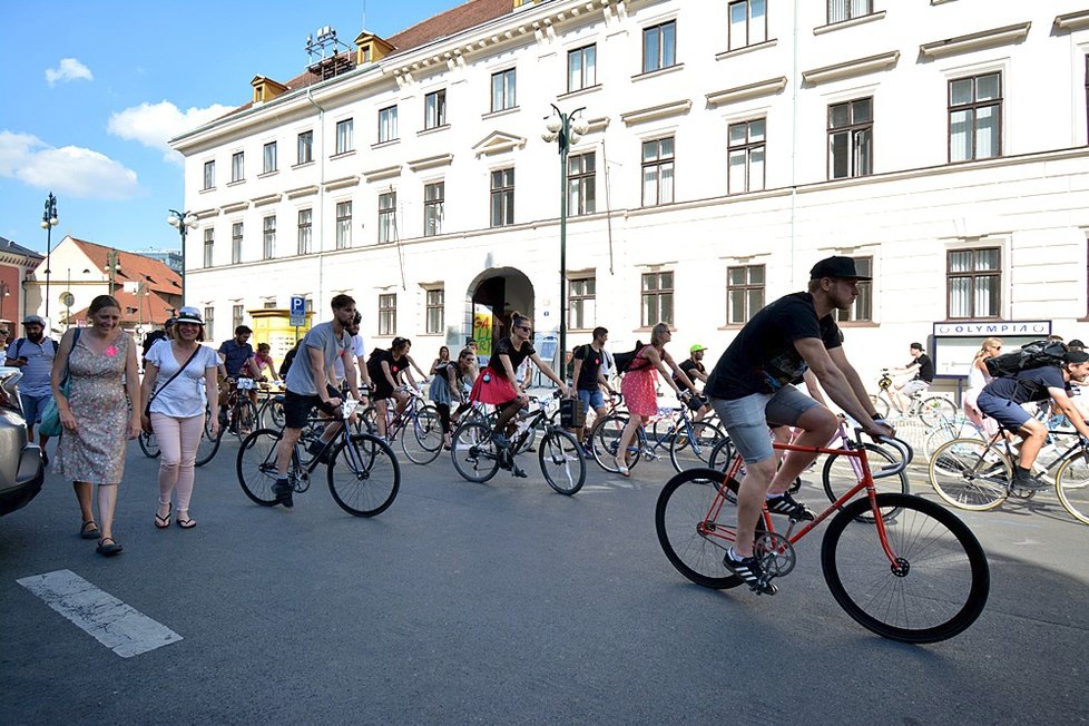 Závod přeškrtnutých kol přilákal přes sto Pražanů. Absurdním závodem upozornili na absurdní omezení cyklistů ze strany Prahy 1.