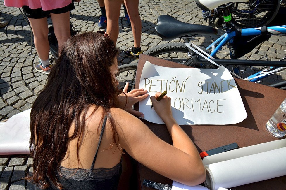 Závod přeškrtnutých kol přilákal přes sto Pražanů. Absurdním závodem upozornili na absurdní omezení cyklistů ze strany Prahy 1.