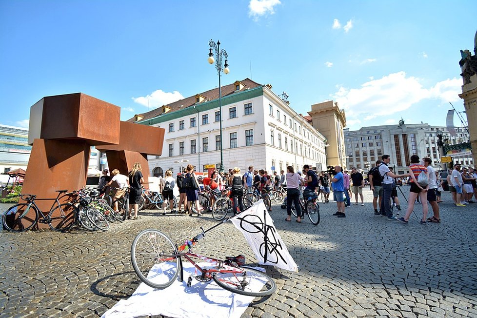 Závod přeškrtnutých kol přilákal přes sto Pražanů. Absurdním závodem upozornili na absurdní omezení cyklistů ze strany Prahy 1.