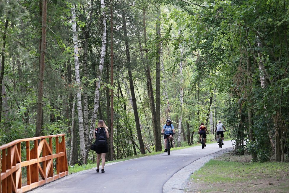 Nový úsek cyklostezky podél Vejprnického potoka je hotový, propojil Plzeň s Vejprnicemi.