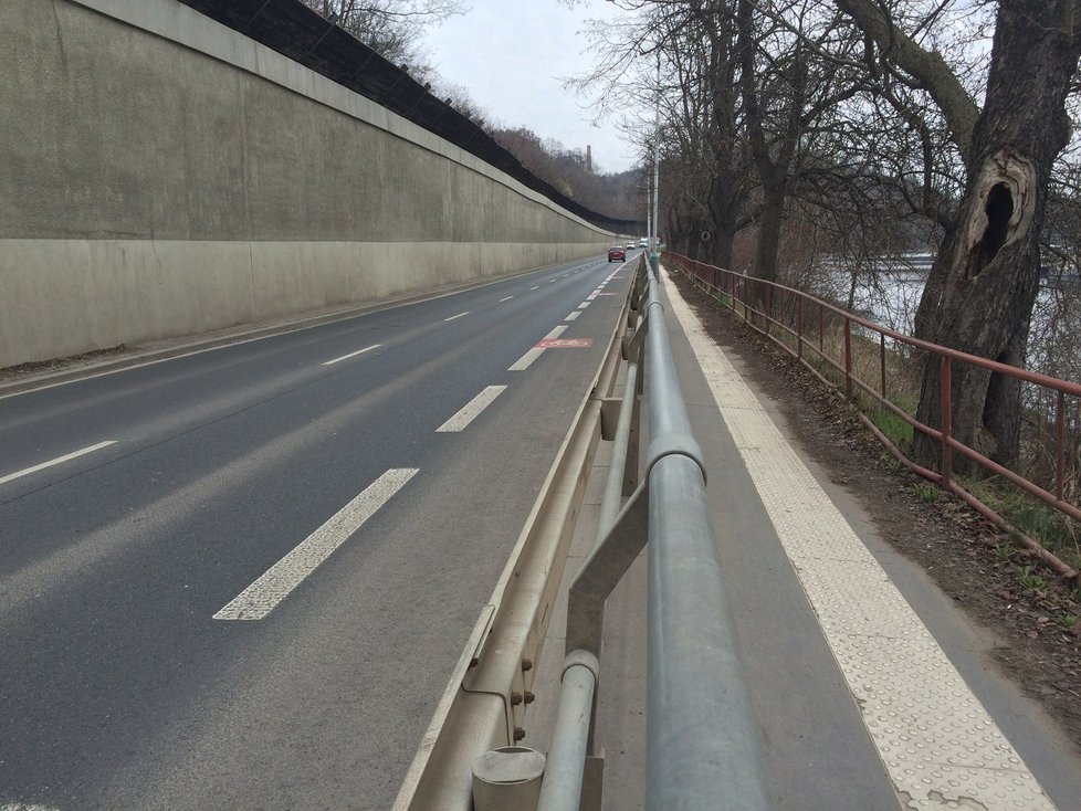 Cyklostezka na Povltavské je plná zvláštností - kola tudy mohou jen v jednom směru, zbytek stezky je totiž rozdělen na pás pro nevidomé a chodce, který je ale zasypán listím.