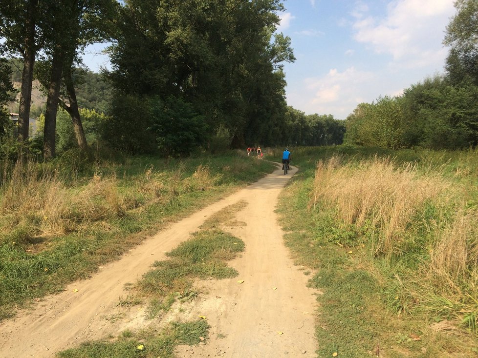 Cyklostezka je v oblasti Jarova u Prahy přerušena. Až ji dostaví, bude možné jet z Podolí až do Vraného.