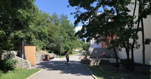 Zvelebování Prahy: Cyklostezka pod Vítkovem jako nová, nechybí trampolíny a dětské hřiště