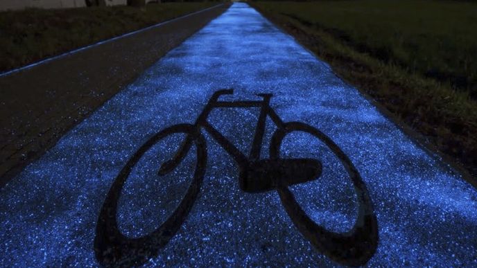 Cyklostezka se v noci zbarví do modra. A zaří.