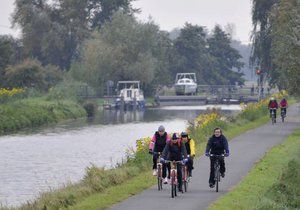 Baťův kanál je lemován páteřní cyklostezkou dlouhou více jak 80 km.