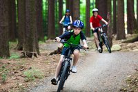 Adrenalin pro celou rodinu: Vyrazte na singletrackové stezky