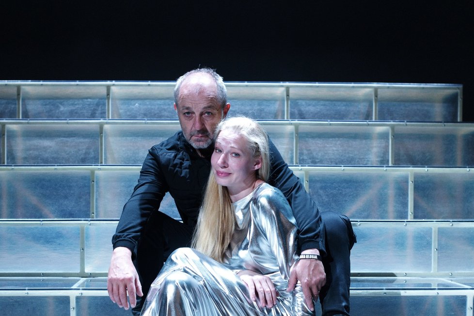 Role Cyrana z Bergeracu se v novém pojetí představení ve Švandově divadle ujal Luboš Veselý po boku Natálie Řehořové, Bohdany Pavlíkové a dalších.