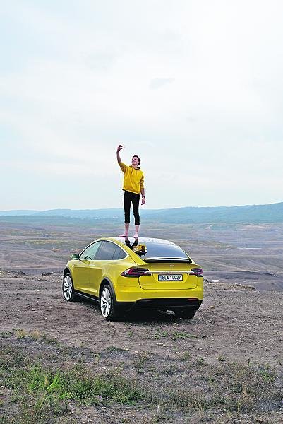 Tesla – luxusní vůz, drahé oblečení. Práce dealera zjevně dobře nese.