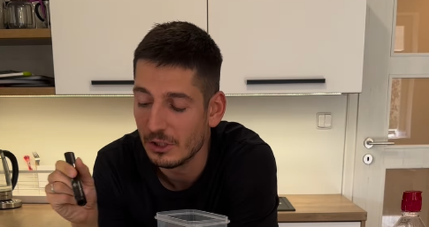 Cyril Matějka vysvětluje obsah cukru v oblíbených džusech. Cyril Matějka vysvětluje obsah cukru v oblíbených džusech.