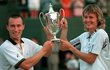 S bráchou Cyrilem po triumfu ve Wimbledonu.