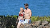 Zklidněná Miley Cyrus a Schwarzenegger junior: Romantika na Havaji!