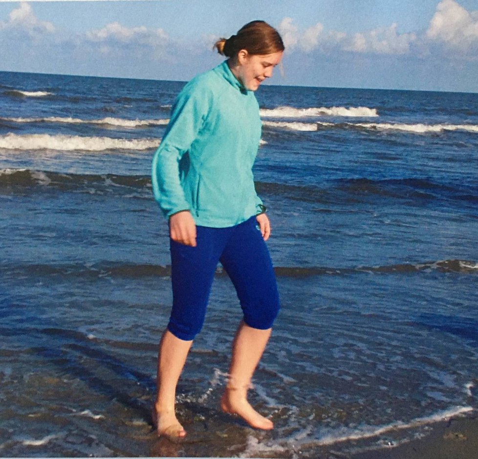 Školačka Eliška u moře poté, co jí ve 13 letech diagnostikovali cystickou fibrózu.