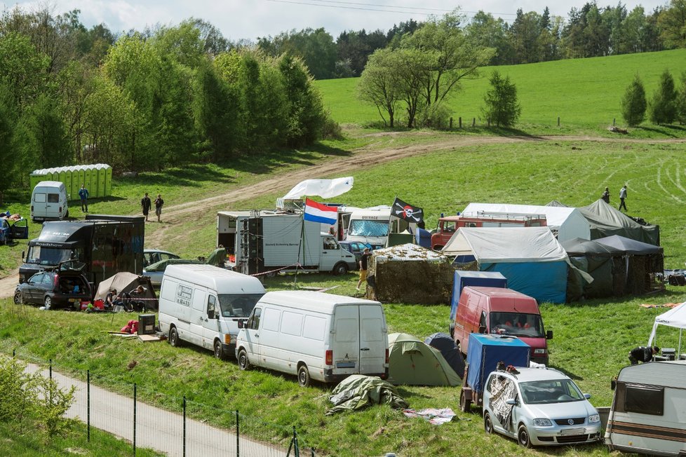 První fanoušci techna se začali na louku nedaleko Liberce sjíždět už ve čtvrtek večer. Akce se protáhla až do 1. května