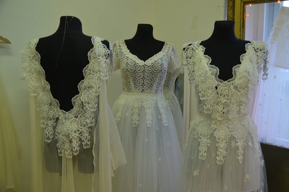 Svatební šaty jsou také částí výstavy na deign weeku.