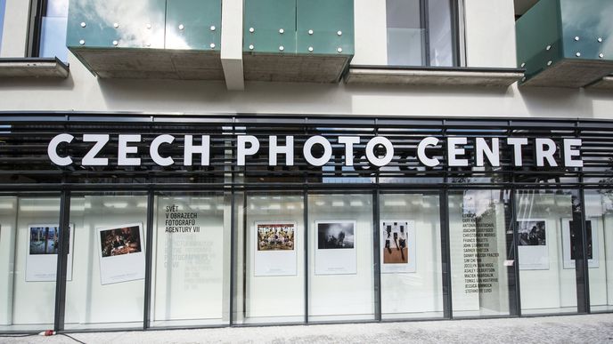 Projekt Czech Photo Centre vznikl v pražských Nových Butovicích přímo u zastávky metra.
