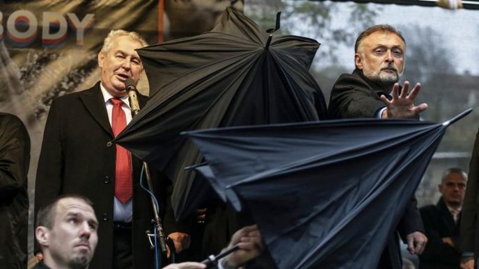 Czech Press Photo 2015: Lidé, o kterých se mluví - 1. cena: Petr David Josek, Prezident Miloš Zeman je kryt deštníky během oslav výročí sametové revoluce