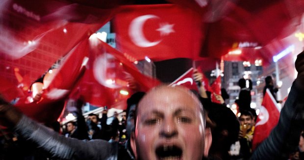 Kategorii Aktualita: Robert Barca, volný fotograf – Ano Erdoganovi, Ne demokracii.
