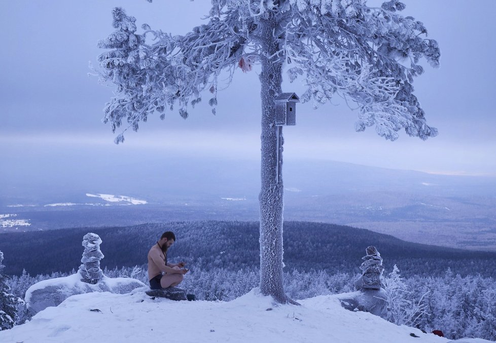 Kategorie Lifestyle: Amos Chapple, Radio Free Europe – Sedmadvacetiletý Boleslav Vavilov při meditaci v klášteře. Daleko od své práce.