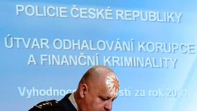 V kategorii Lidé, o kterých se mluví získal třetí místo fotoreportér ČTK Michal Krumphanzl se snímkem Policejní president Petr Lessy na tiskové konferenci v Praze