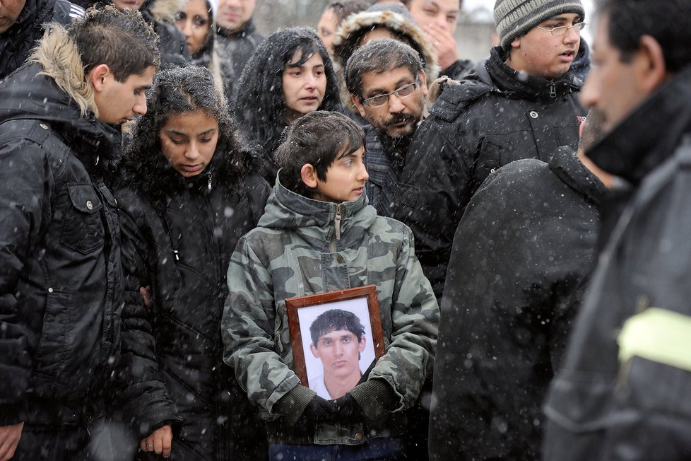 Romové v Tanvaldu pohřbívají mladíka, který byl na Nový rok za nejasných okolností zastřelen.