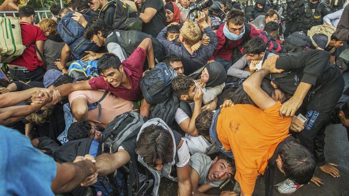 Fotografie roku, Aktualita 1. cena: Uprchlíci na maďarskosrbské hranici, hraniční přechod Röszke -Horgoš, září 2015