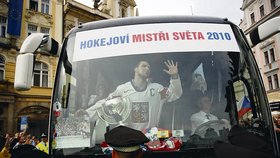 Volný fotograf František Ortmann zvítězil se snímkem, na kterém je kapitán zlatých hokejistů tohoto roku. Tomáš Rolinek míří v autobusu na Staroměstské náměstí.