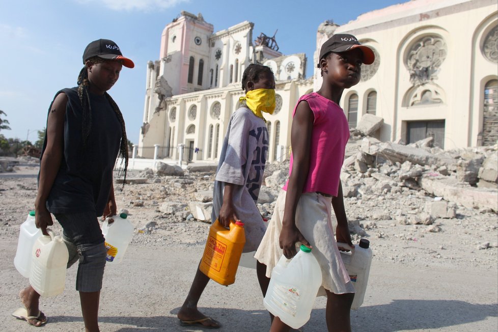 Jan Šibík z časopisu Reflexu, který vydává stejné vydavatelství jako deník Blesk, zachytil rabování a násilí po zemětřesení na Haiti. Jeho série fotek se porotcům líbila nejvíc v kategorii Aktualita.