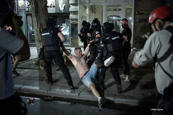 Marko Djurica přiváží na výstavu dokumentární sérii mapující masové protivládní protesty v Srbsku. Marko Djurica přiváží na výstavu dokumentární sérii mapující masové protivládní protesty v Srbsku.